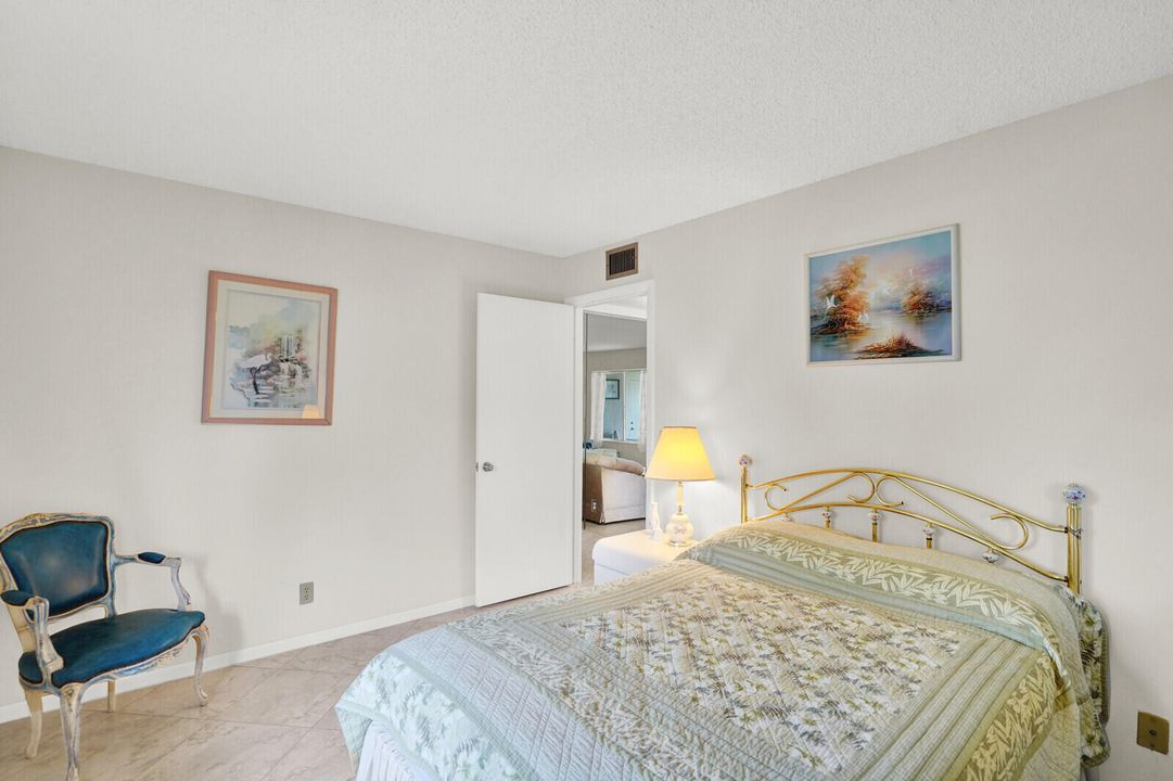 待售: $120,000 (2 贝兹, 1 浴室, 924 平方英尺)