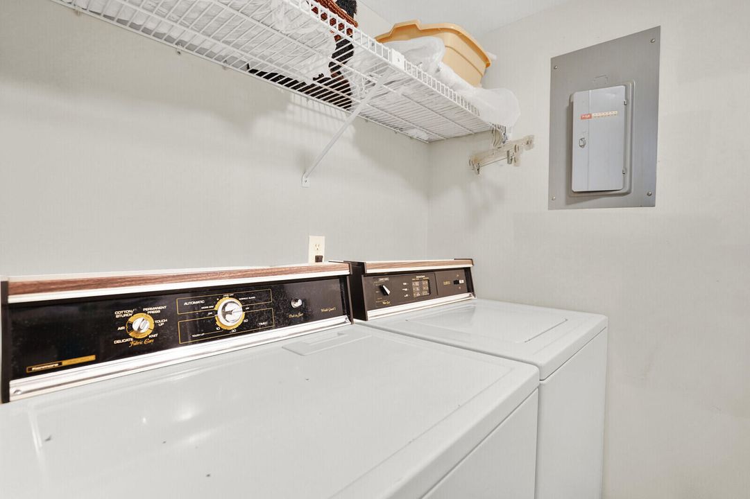 待售: $120,000 (2 贝兹, 1 浴室, 924 平方英尺)