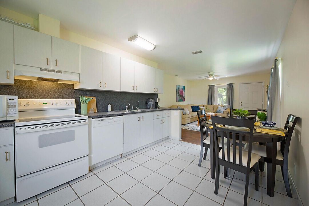 En Venta: $799,000 (2 camas, 2 baños, 897 Pies cuadrados)