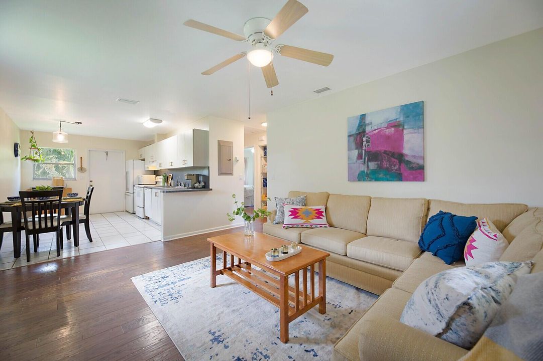 En Venta: $799,000 (2 camas, 2 baños, 897 Pies cuadrados)