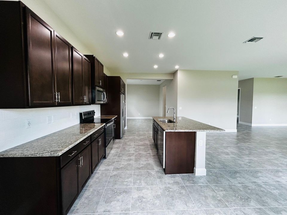 For Rent: $3,900 (4 beds, 3 baths, 3146 Square Feet)