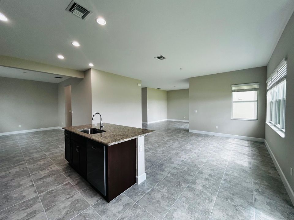 For Rent: $3,900 (4 beds, 3 baths, 3146 Square Feet)