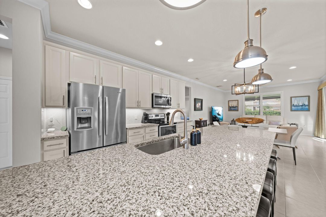 待售: $379,900 (2 贝兹, 2 浴室, 1398 平方英尺)