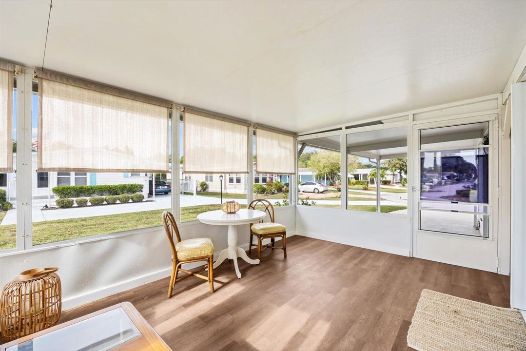 For Sale: $214,900 (2 beds, 2 baths, 936 Square Feet)