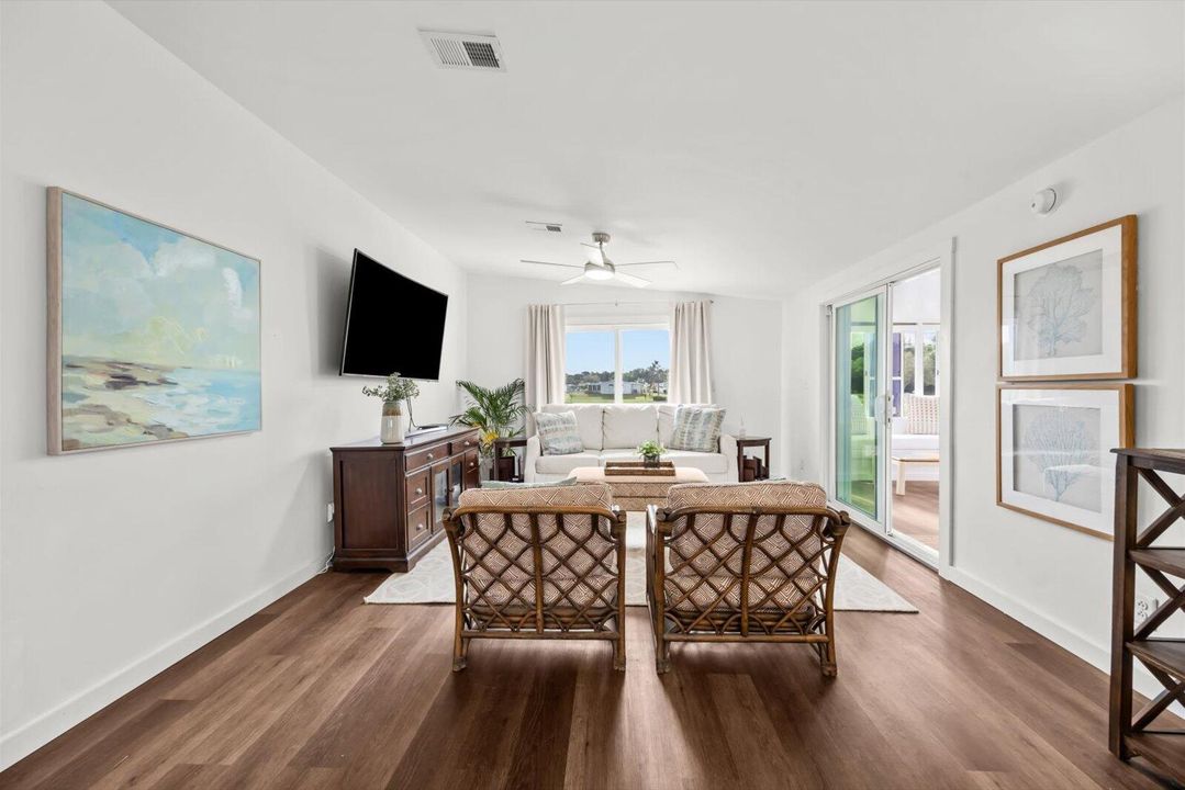 For Sale: $214,900 (2 beds, 2 baths, 936 Square Feet)