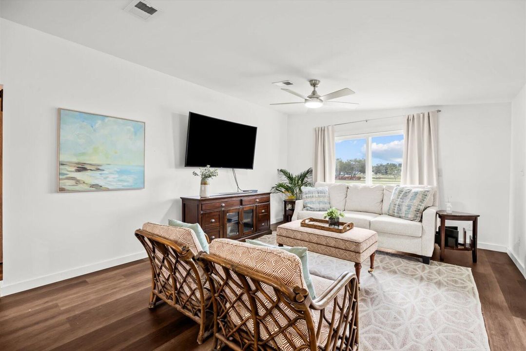 For Sale: $214,900 (2 beds, 2 baths, 936 Square Feet)