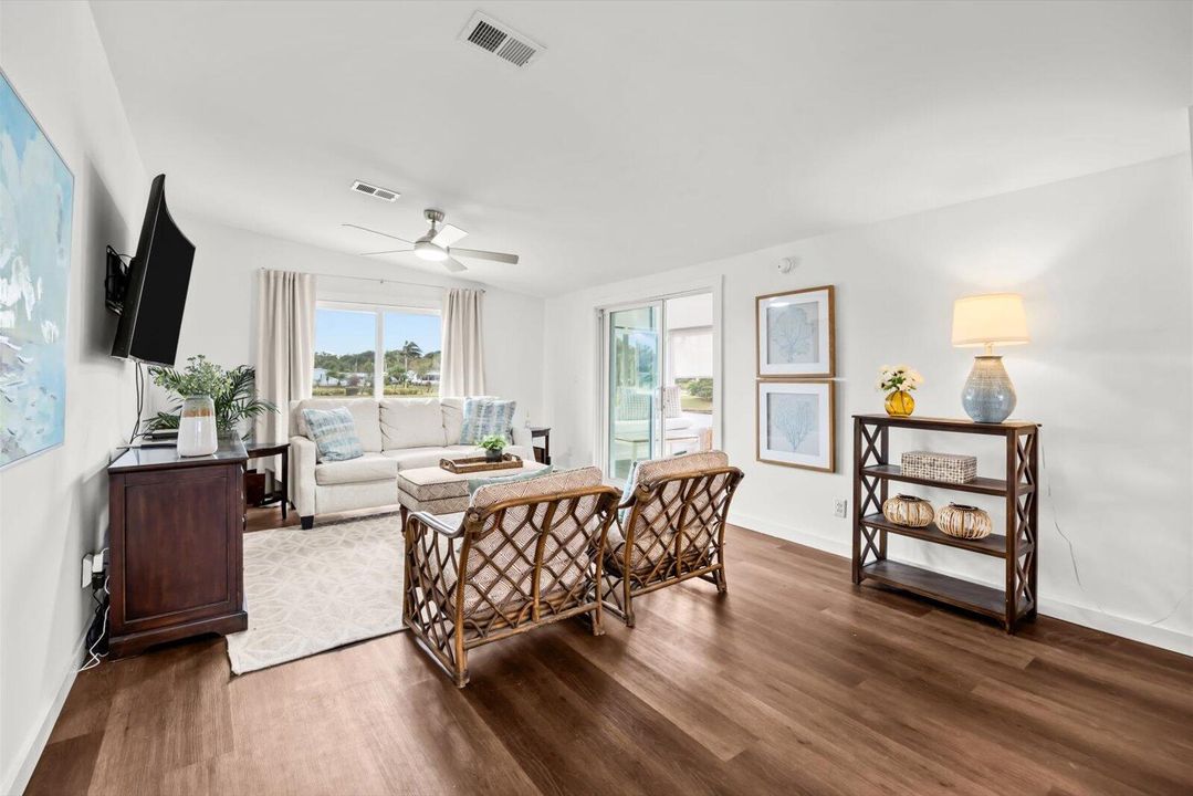 For Sale: $214,900 (2 beds, 2 baths, 936 Square Feet)