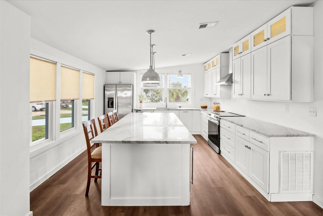 For Sale: $214,900 (2 beds, 2 baths, 936 Square Feet)