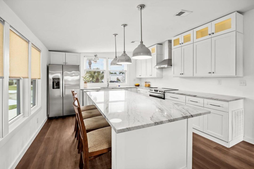 For Sale: $214,900 (2 beds, 2 baths, 936 Square Feet)