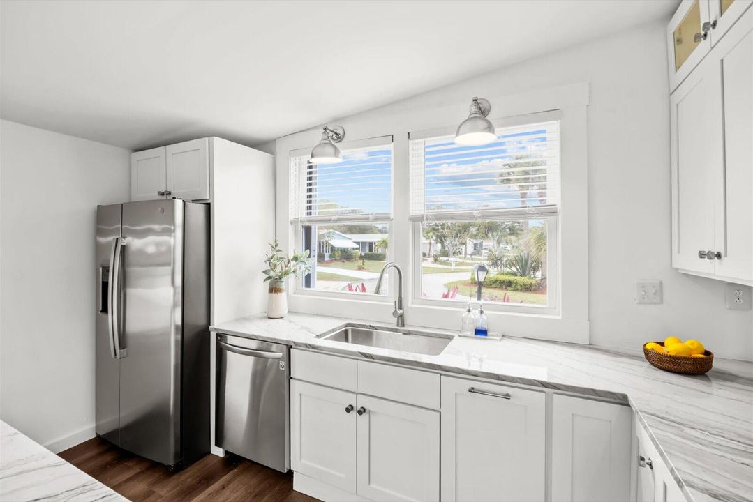 For Sale: $214,900 (2 beds, 2 baths, 936 Square Feet)