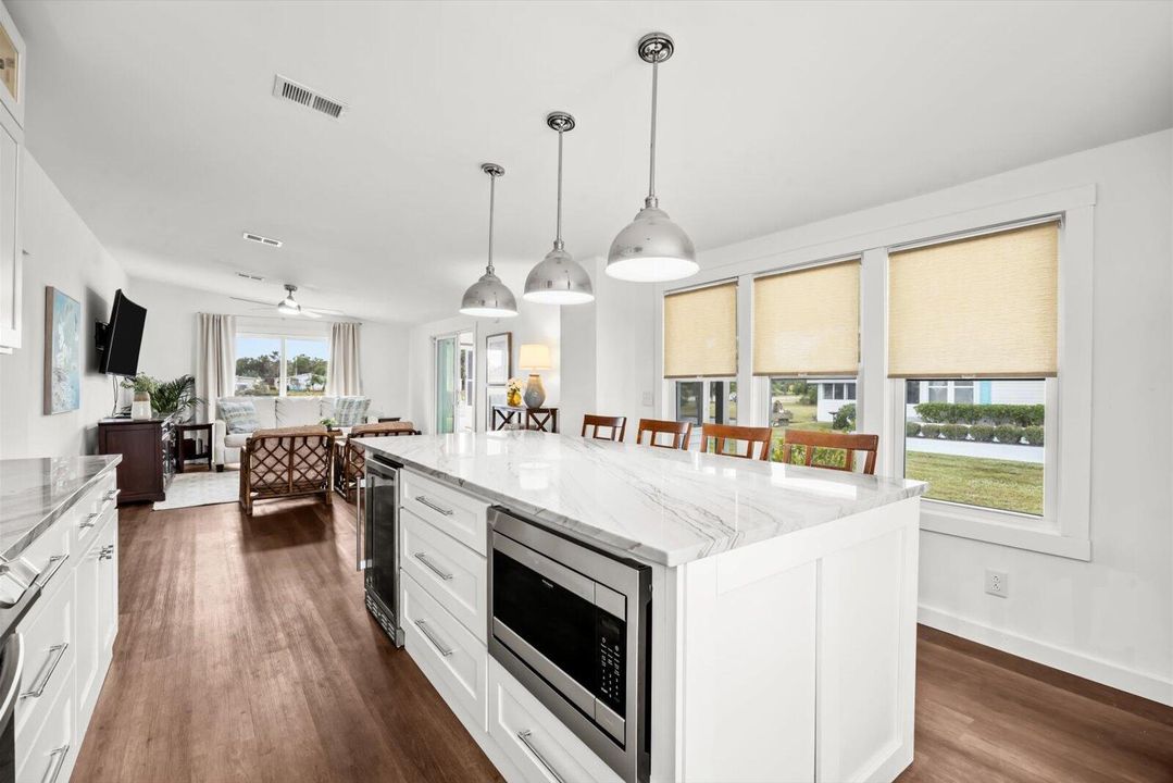 For Sale: $214,900 (2 beds, 2 baths, 936 Square Feet)