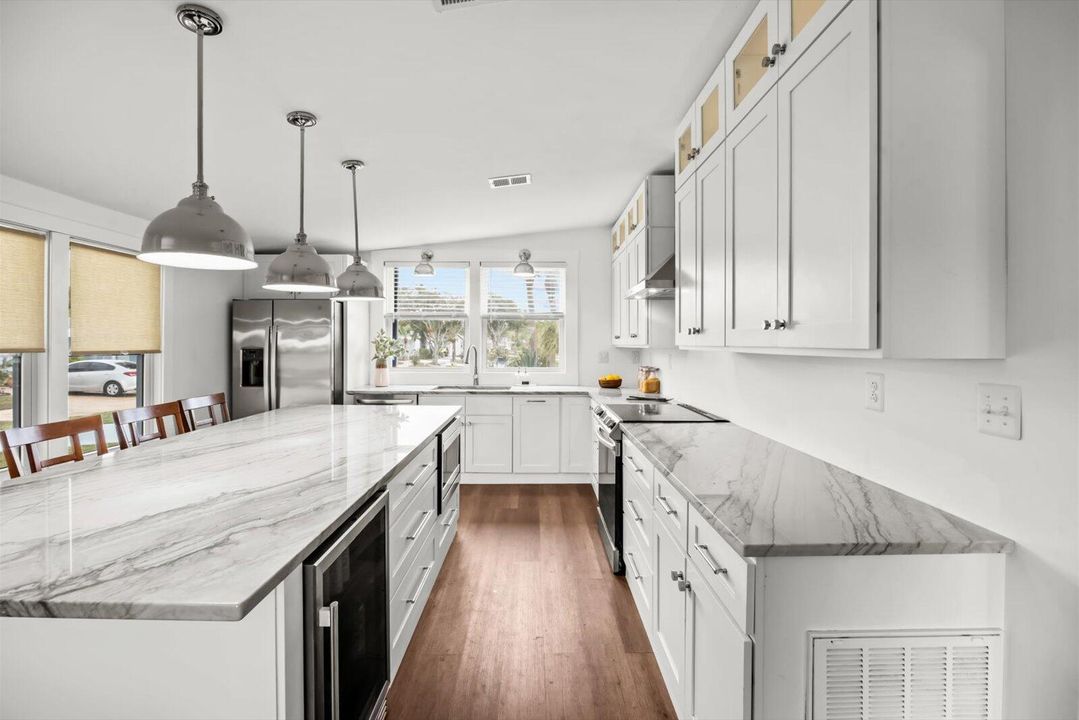 For Sale: $214,900 (2 beds, 2 baths, 936 Square Feet)