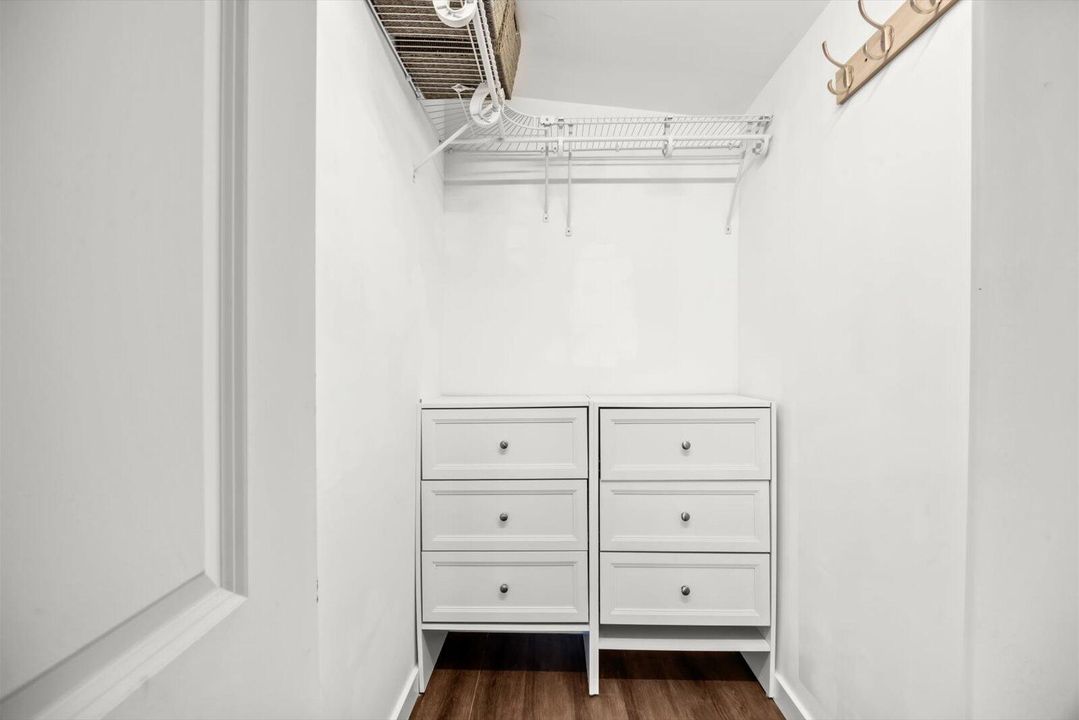 For Sale: $214,900 (2 beds, 2 baths, 936 Square Feet)