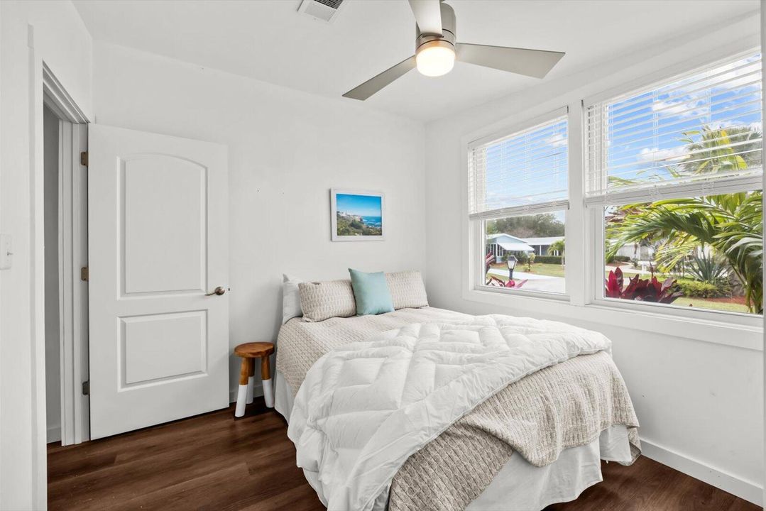 For Sale: $214,900 (2 beds, 2 baths, 936 Square Feet)