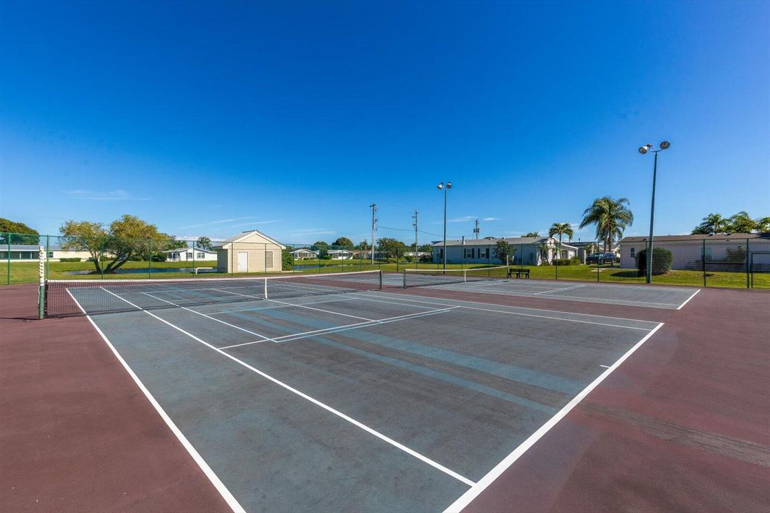 For Sale: $214,900 (2 beds, 2 baths, 936 Square Feet)