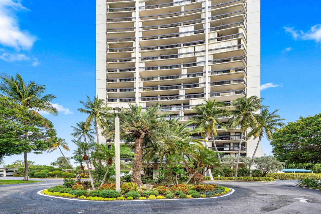 For Sale: $210,000 (1 beds, 1 baths, 894 Square Feet)