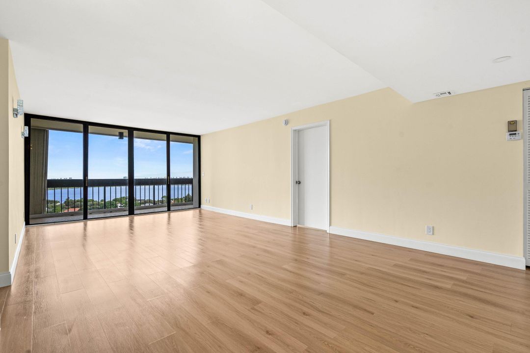 For Sale: $210,000 (1 beds, 1 baths, 894 Square Feet)