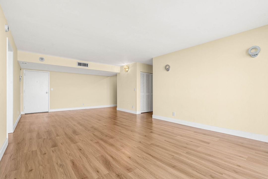 For Sale: $210,000 (1 beds, 1 baths, 894 Square Feet)