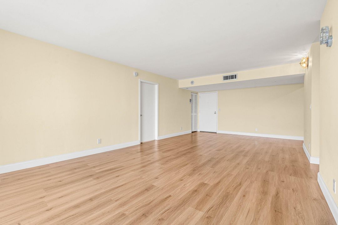 For Sale: $210,000 (1 beds, 1 baths, 894 Square Feet)