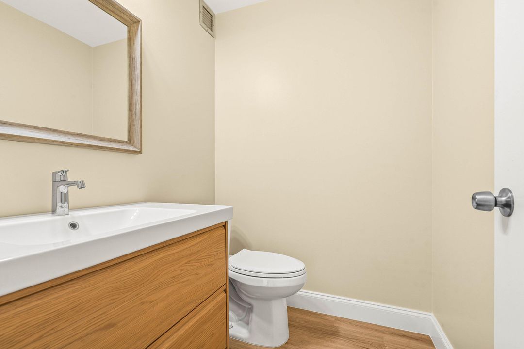 For Sale: $210,000 (1 beds, 1 baths, 894 Square Feet)