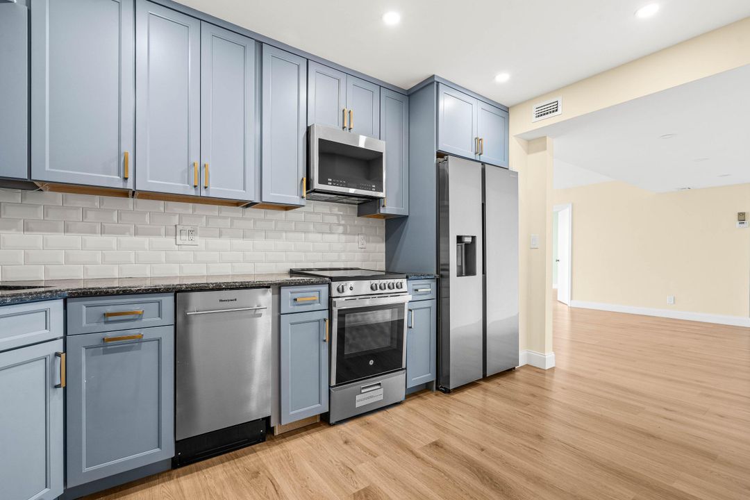 For Sale: $210,000 (1 beds, 1 baths, 894 Square Feet)