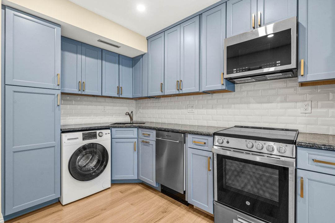For Sale: $210,000 (1 beds, 1 baths, 894 Square Feet)