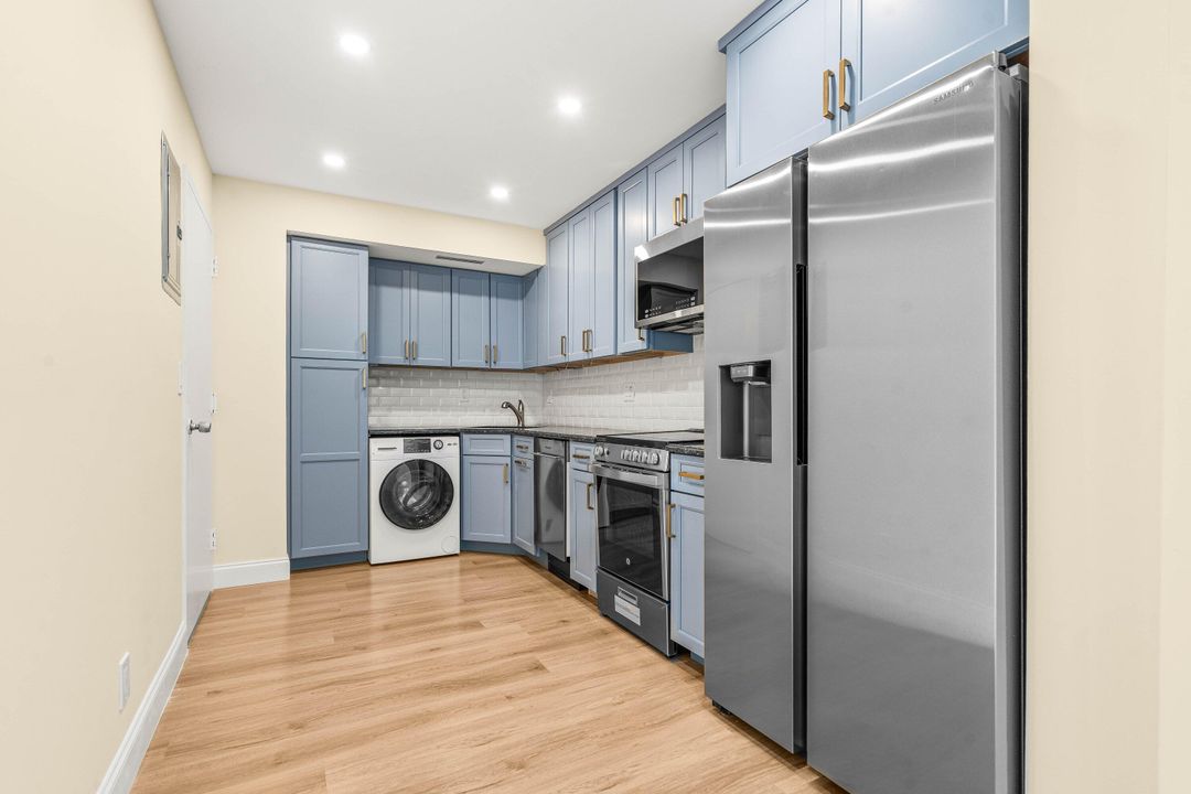 For Sale: $210,000 (1 beds, 1 baths, 894 Square Feet)