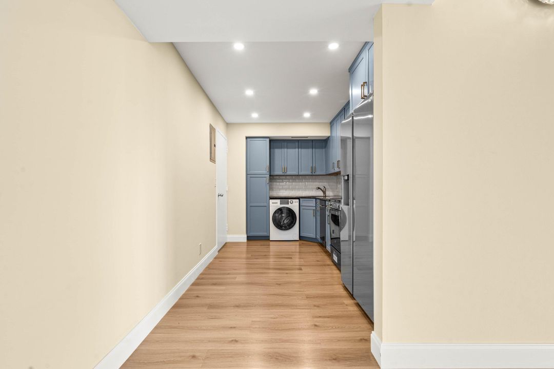 For Sale: $210,000 (1 beds, 1 baths, 894 Square Feet)