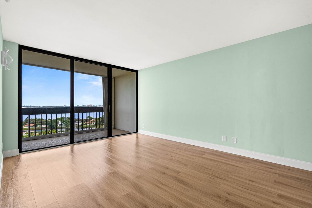 For Sale: $210,000 (1 beds, 1 baths, 894 Square Feet)