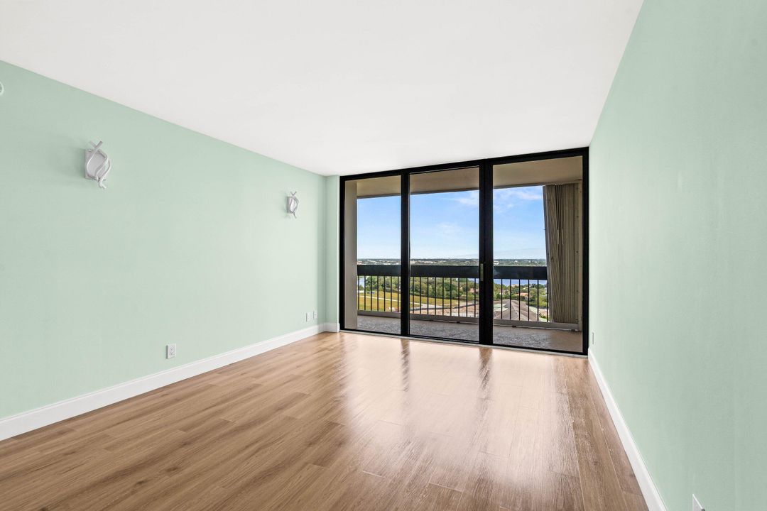 For Sale: $210,000 (1 beds, 1 baths, 894 Square Feet)