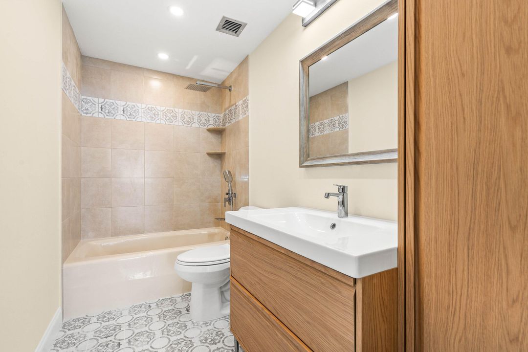 For Sale: $210,000 (1 beds, 1 baths, 894 Square Feet)