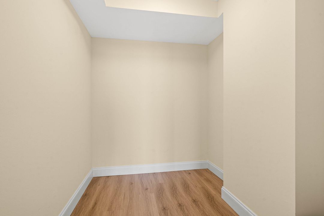 For Sale: $210,000 (1 beds, 1 baths, 894 Square Feet)