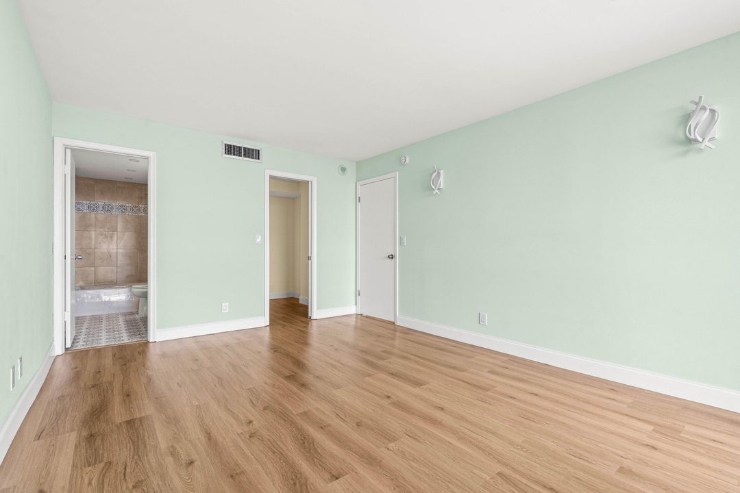 For Sale: $210,000 (1 beds, 1 baths, 894 Square Feet)