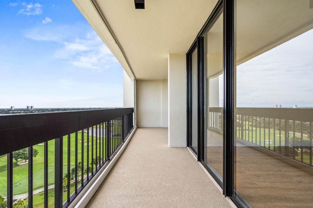 For Sale: $210,000 (1 beds, 1 baths, 894 Square Feet)