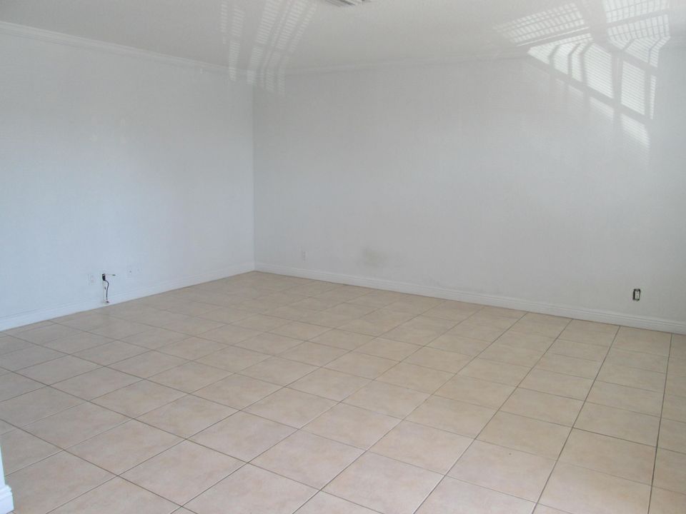 出租: $1,800 (2 贝兹, 1 浴室, 960 平方英尺)