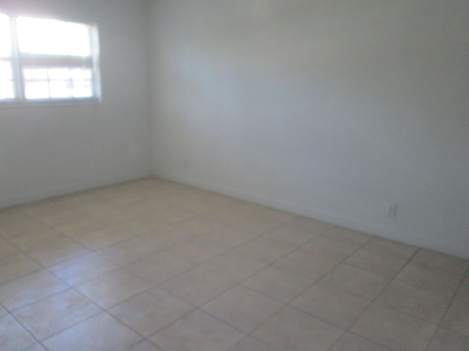 出租: $1,800 (2 贝兹, 1 浴室, 960 平方英尺)