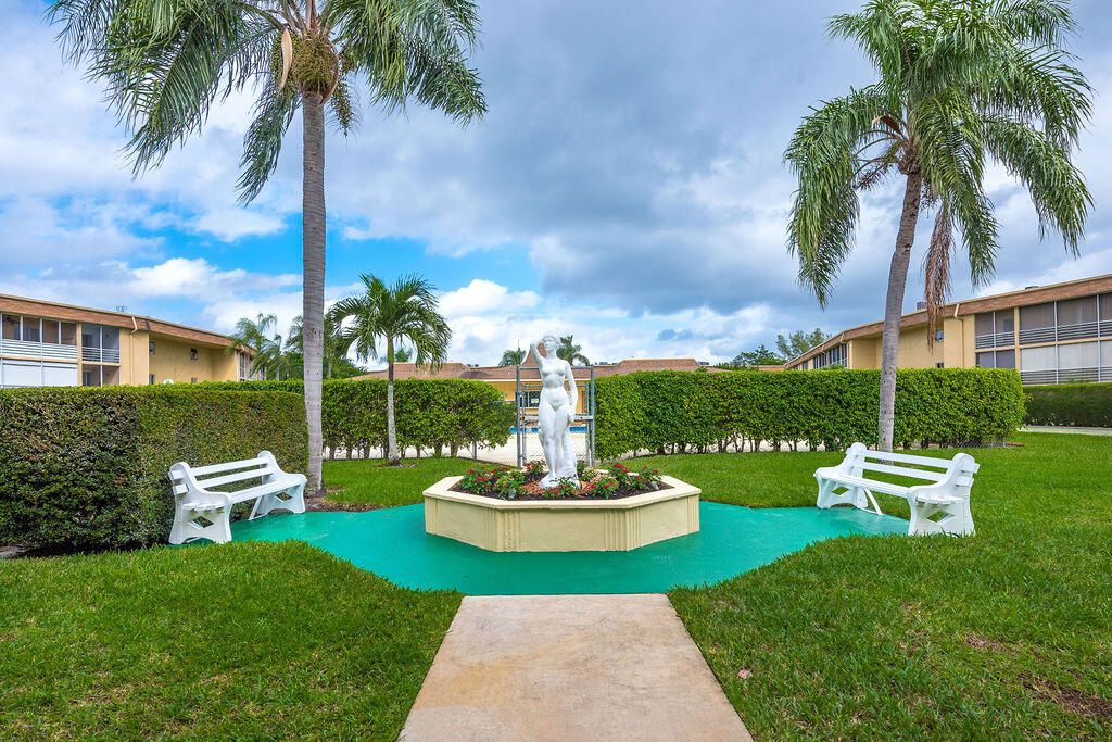 For Sale: $98,700 (1 beds, 1 baths, 642 Square Feet)