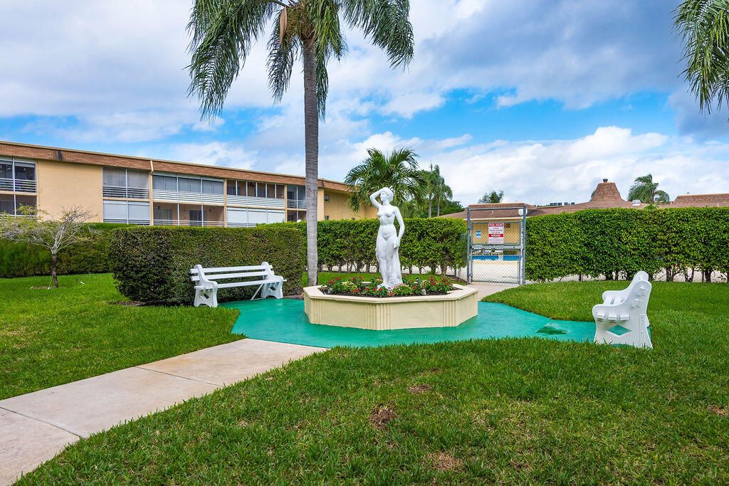 For Sale: $98,700 (1 beds, 1 baths, 642 Square Feet)