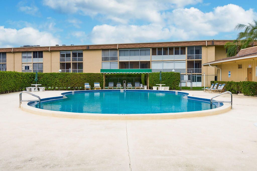 For Sale: $98,700 (1 beds, 1 baths, 642 Square Feet)