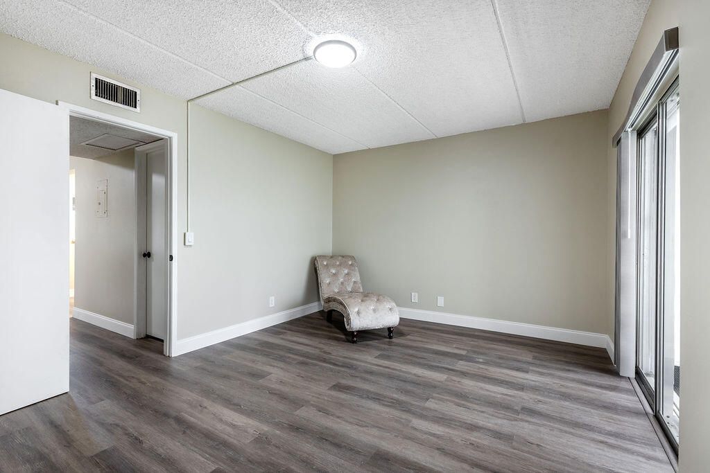 For Sale: $98,700 (1 beds, 1 baths, 642 Square Feet)