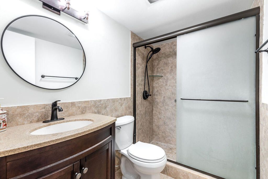 For Sale: $98,700 (1 beds, 1 baths, 642 Square Feet)