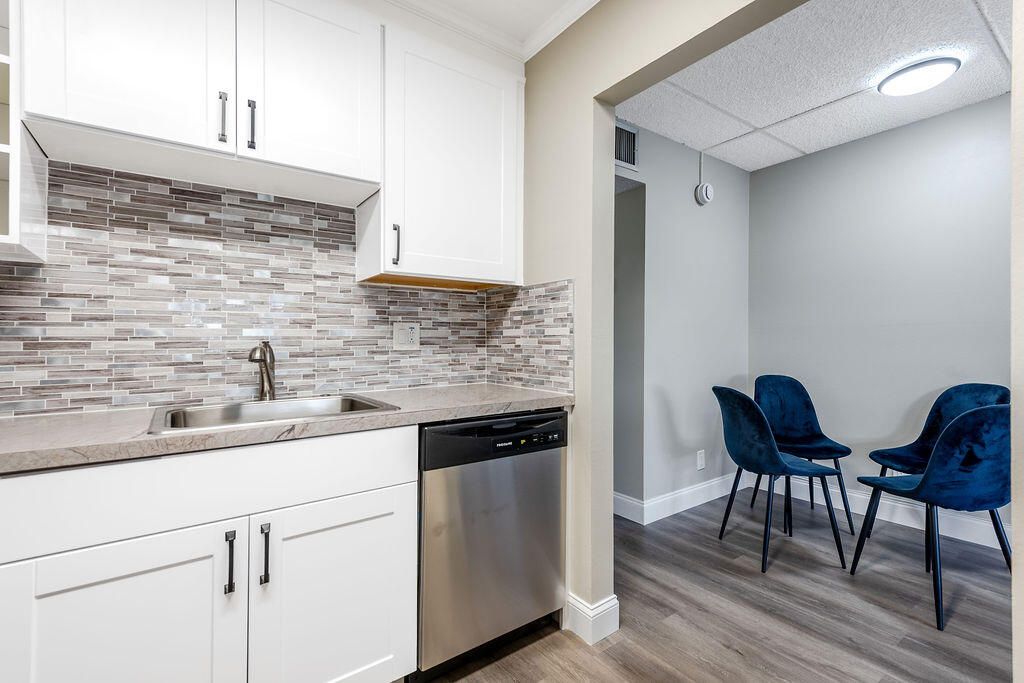 For Sale: $98,700 (1 beds, 1 baths, 642 Square Feet)