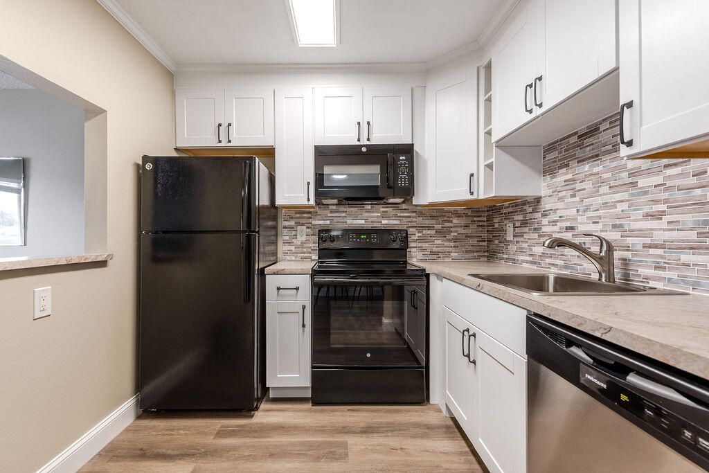 For Sale: $98,700 (1 beds, 1 baths, 642 Square Feet)