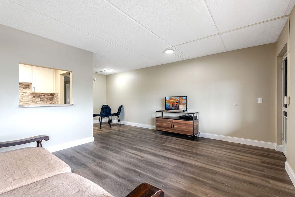 For Sale: $98,700 (1 beds, 1 baths, 642 Square Feet)