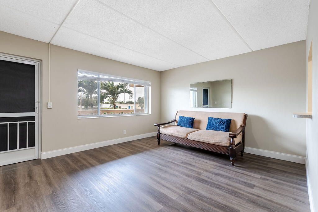 For Sale: $98,700 (1 beds, 1 baths, 642 Square Feet)