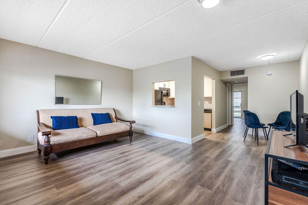 For Sale: $98,700 (1 beds, 1 baths, 642 Square Feet)