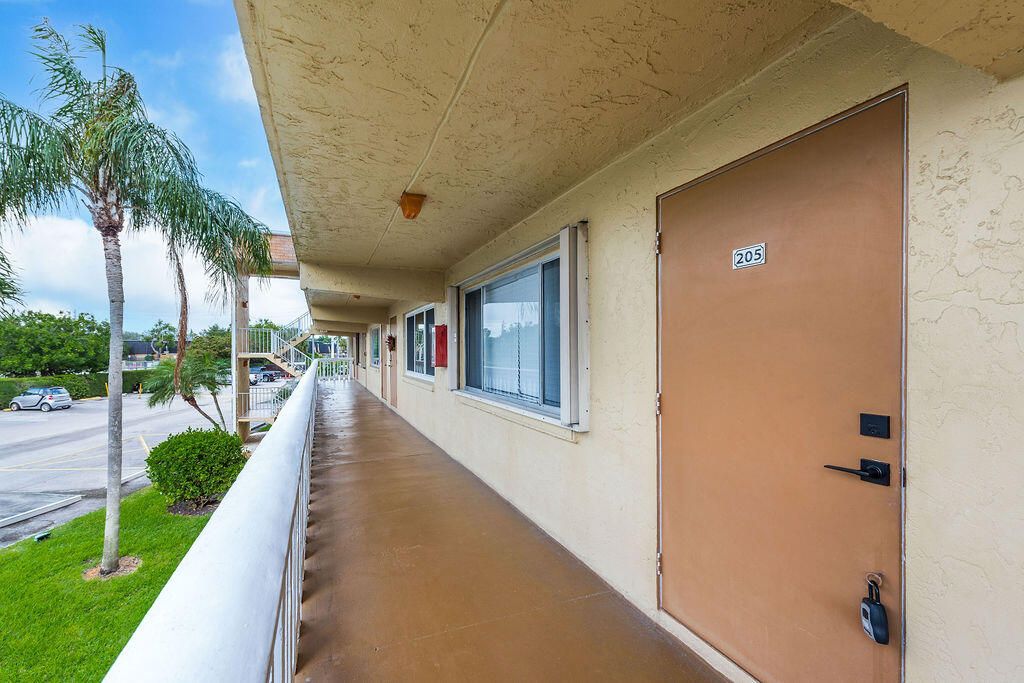 For Sale: $98,700 (1 beds, 1 baths, 642 Square Feet)