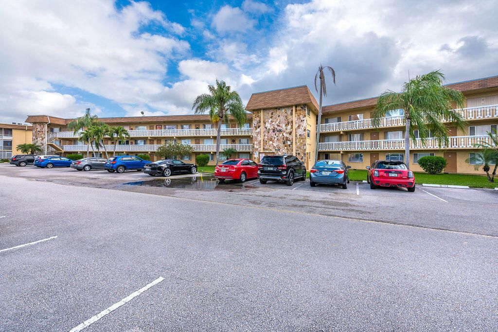 For Sale: $98,700 (1 beds, 1 baths, 642 Square Feet)