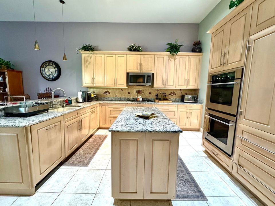 En Venta: $725,000 (4 camas, 3 baños, 2826 Pies cuadrados)