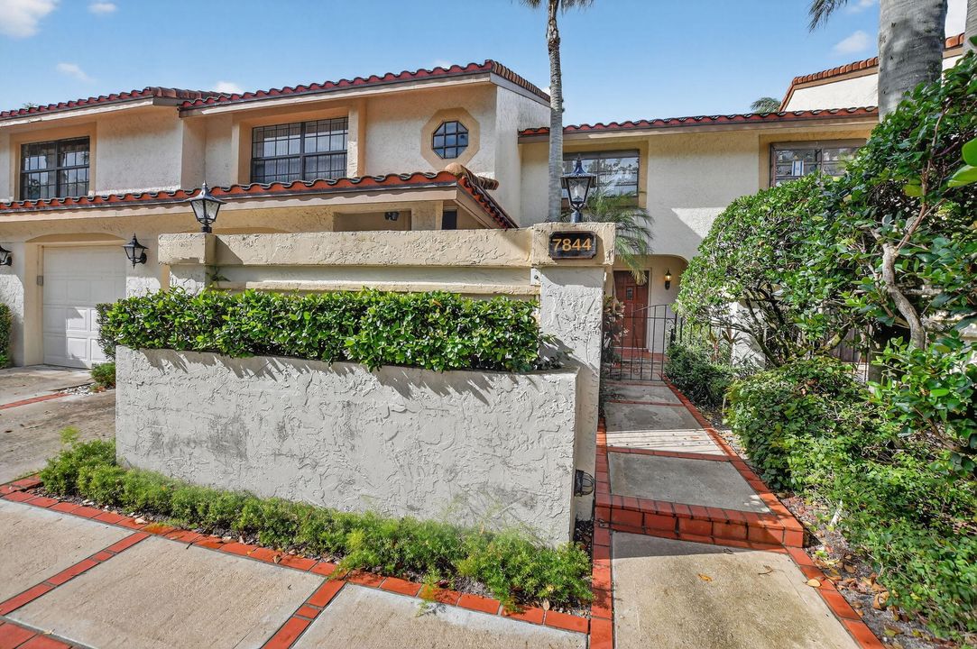 For Rent: $3,500 (2 beds, 2 baths, 1300 Square Feet)